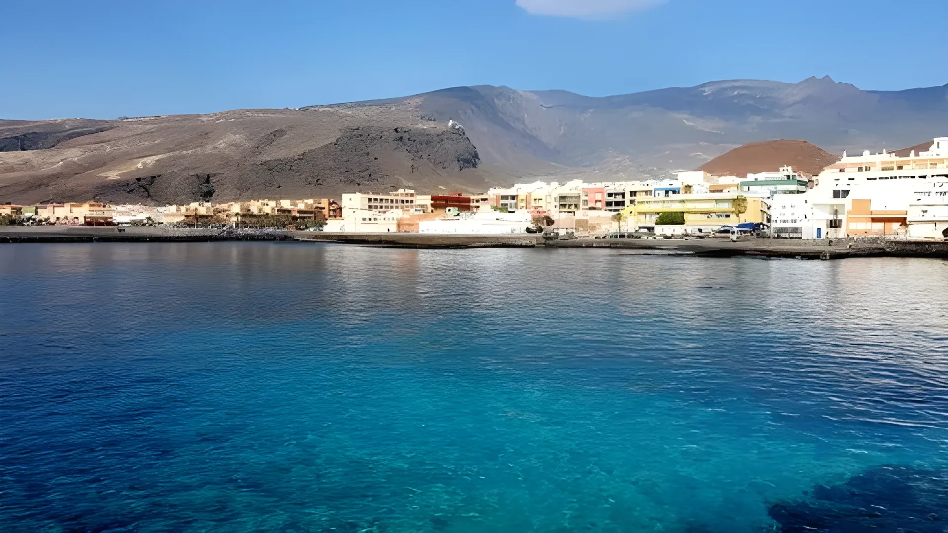 Vista del mar turquesa y del pueblo de Puertito de Güímar desde la costa