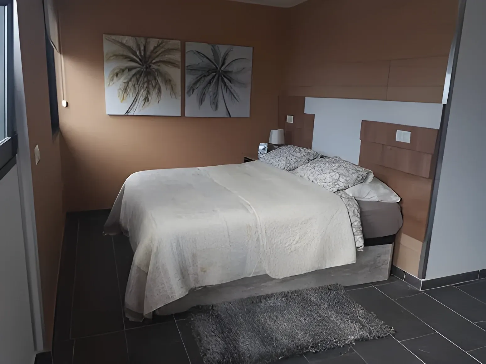 Dormitorio principal con cama de matrimonio