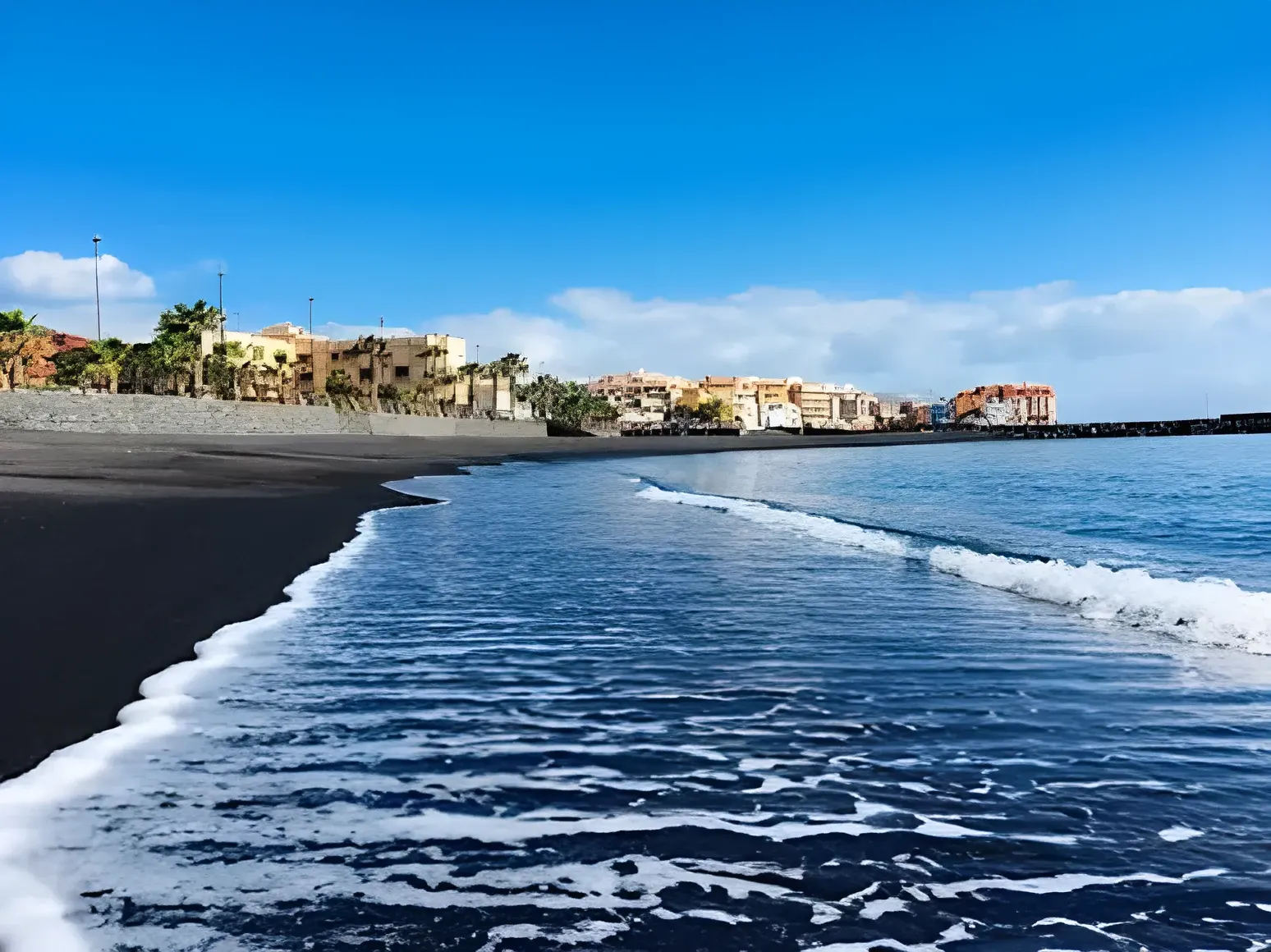 Orilla de la playa de Puertito de Güímar con el pueblo detrás