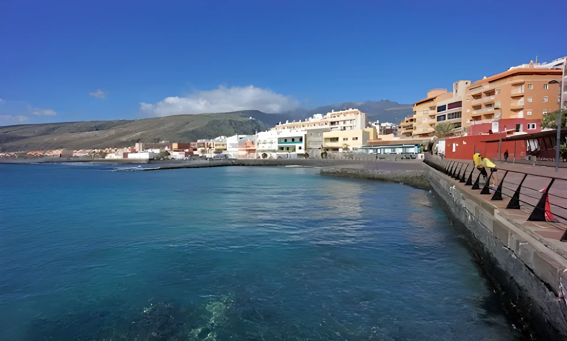 Agua transparente junto al muelle del puerto deportivo