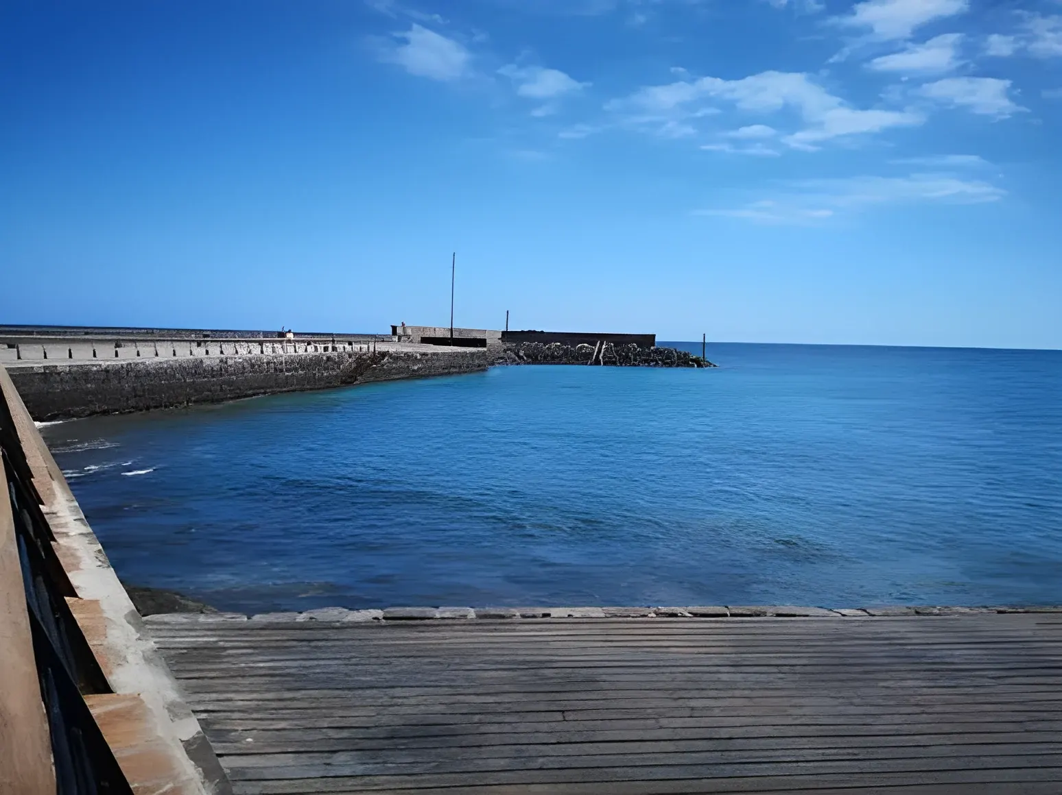 Espigón del puerto sobre el Atlántico