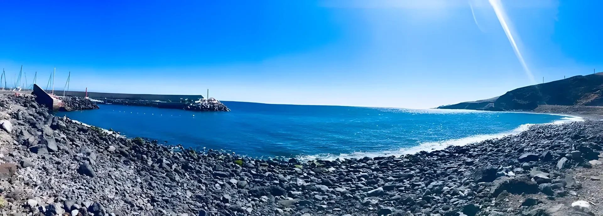 Panorámica de la playa de callaos y el espigón del puerto