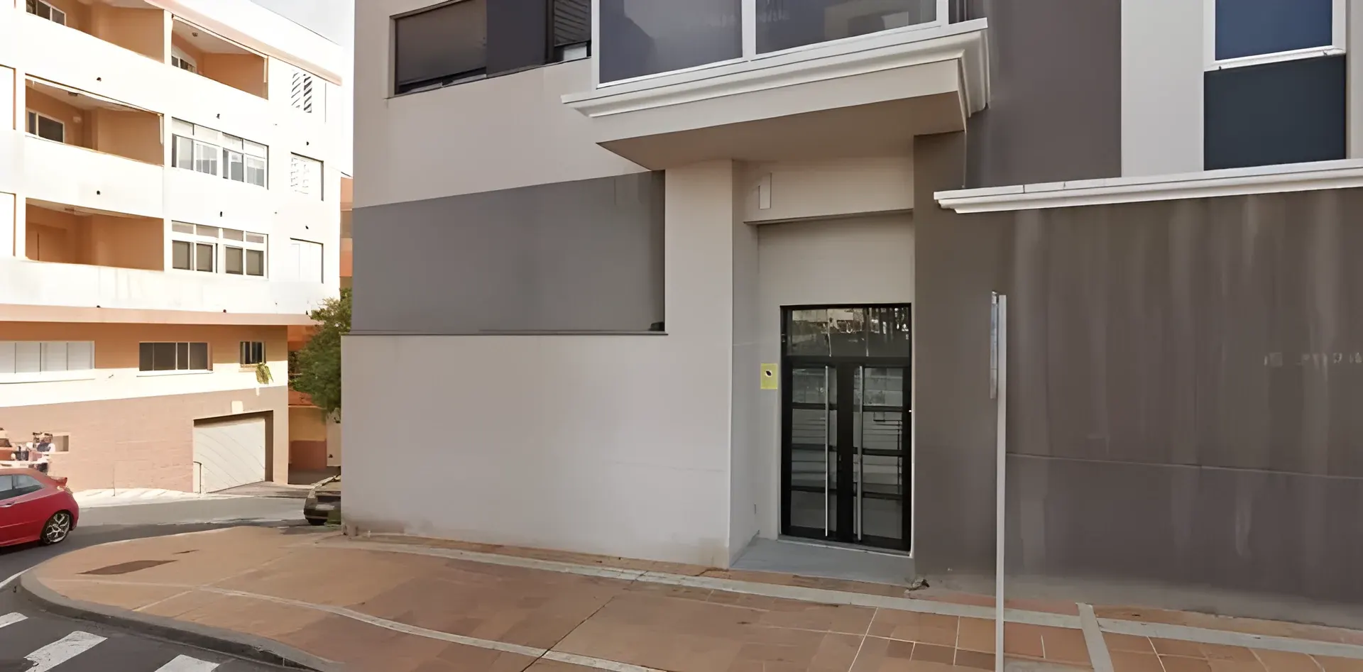 Entrada del edificio Residencial Las Sabinas