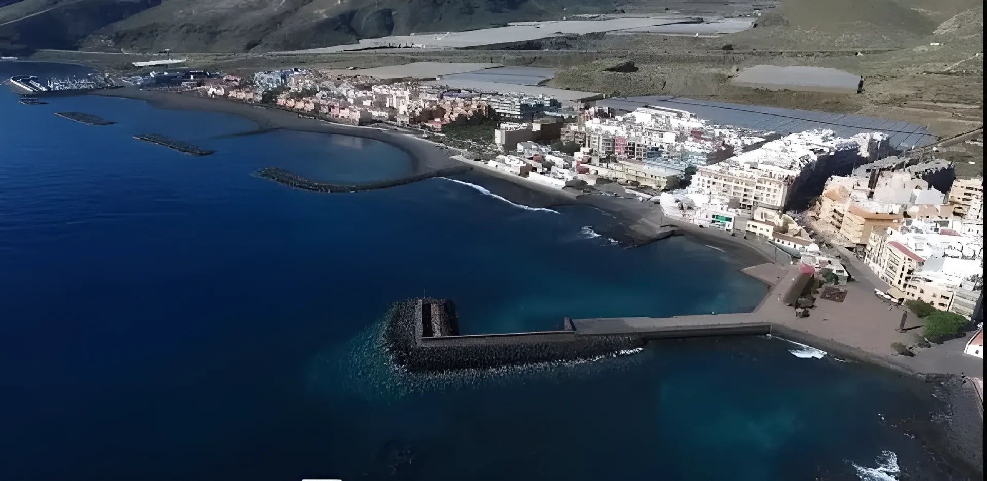 Vista aérea del puerto y el casco de Puertito de Güímar