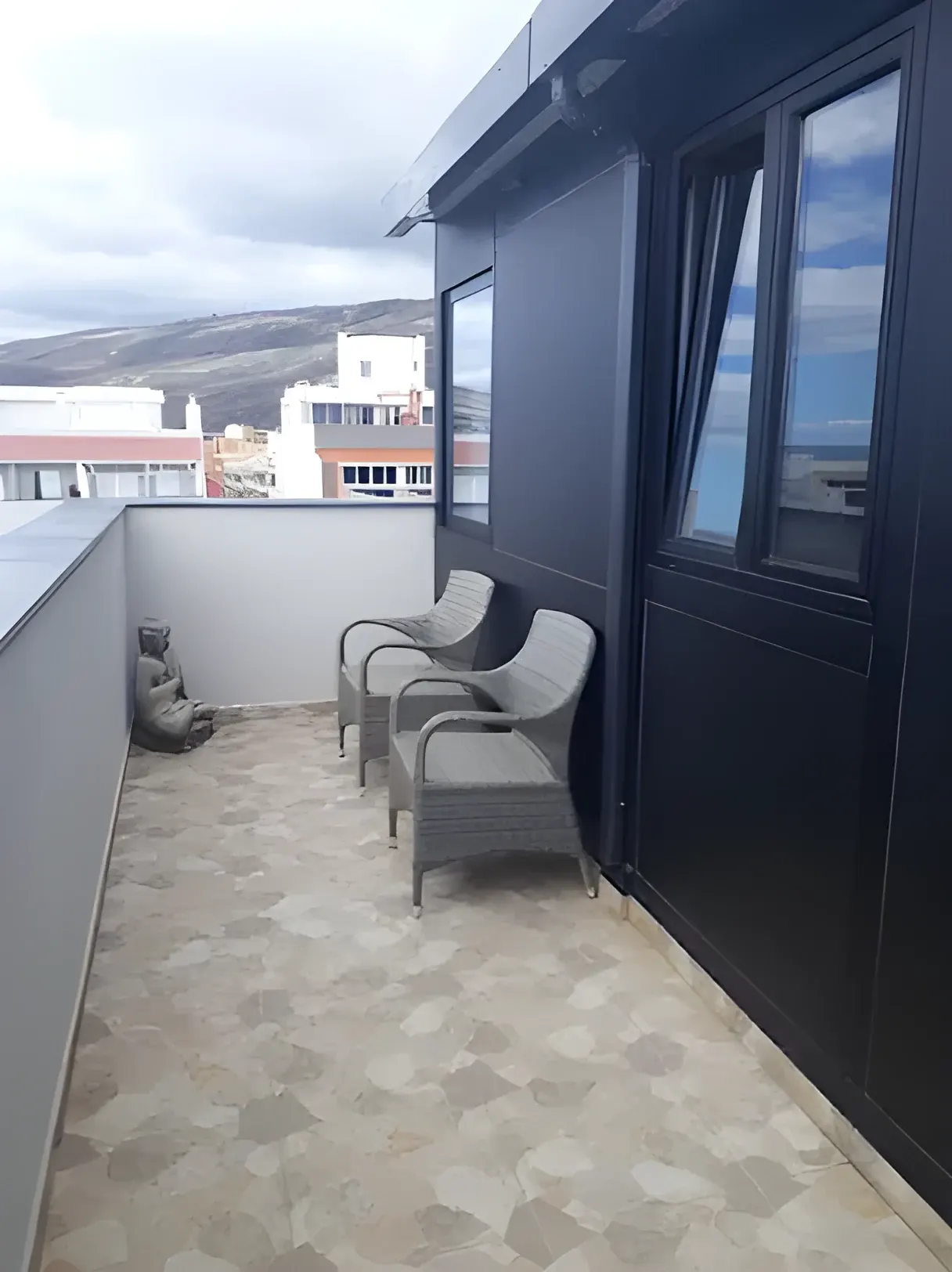 Zona de estar de la terraza junto a la puerta del salón