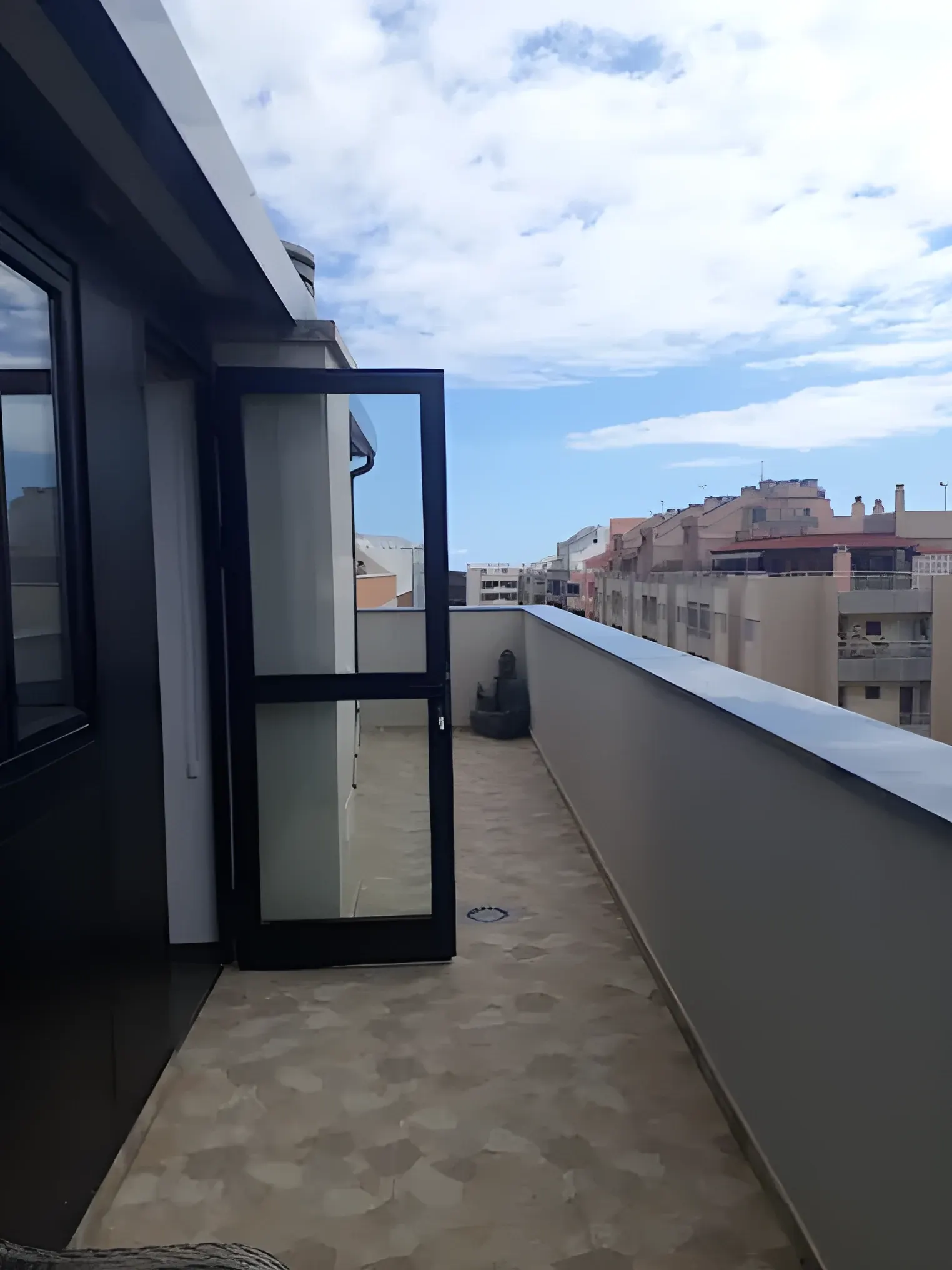 Acceso acristalado del salón a la terraza del ático
