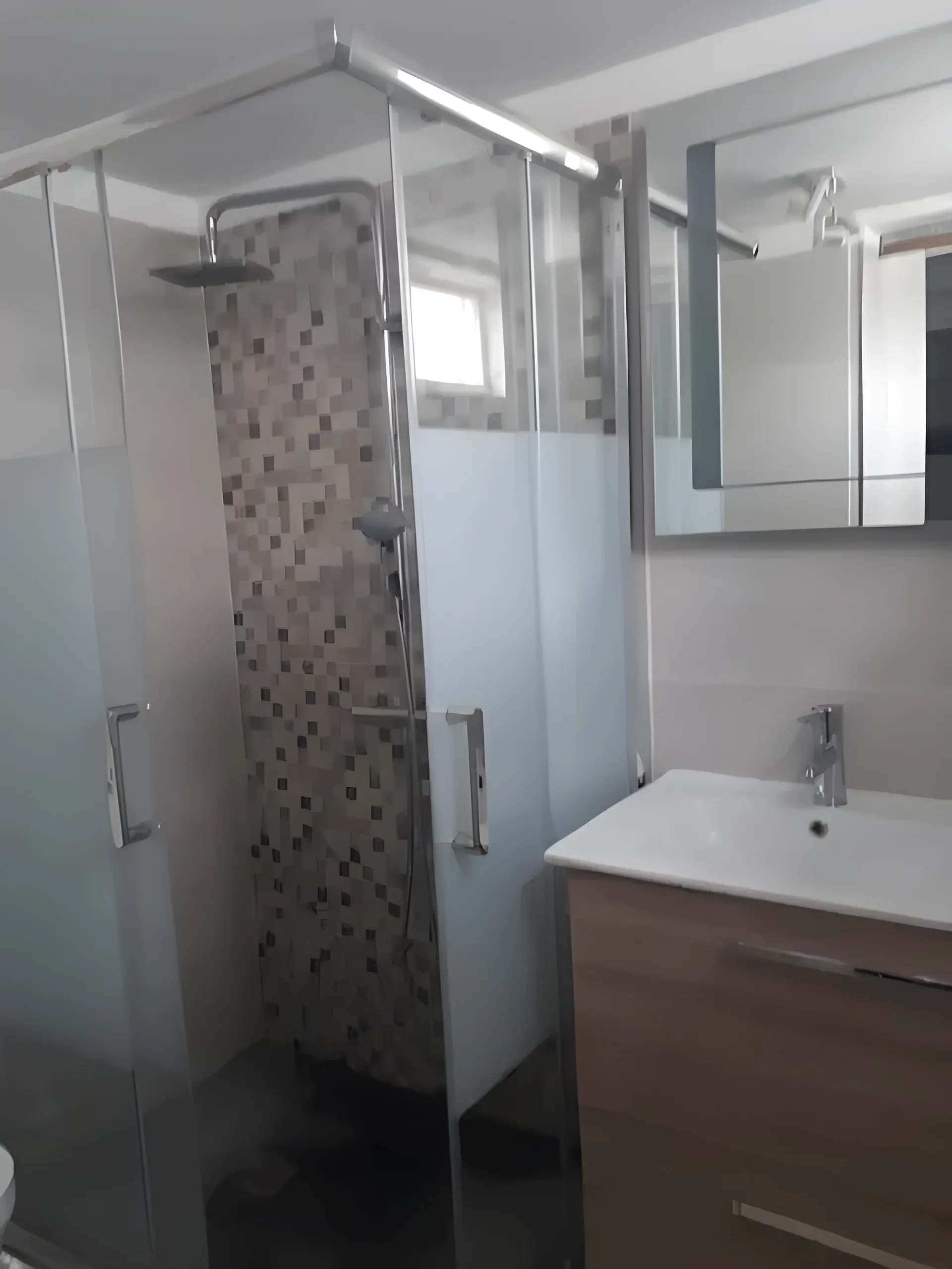 Baño completo con ducha de obra y mueble de lavabo